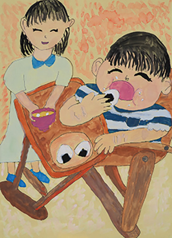 おにぎりをほおばる妹とわたし