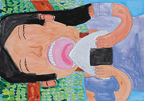 木の下でたべるおにぎりは、おいしいな。