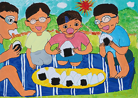 みんなで食べるおにぎりおいしいな。