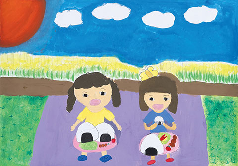 たんぼの前でおにぎりパックン